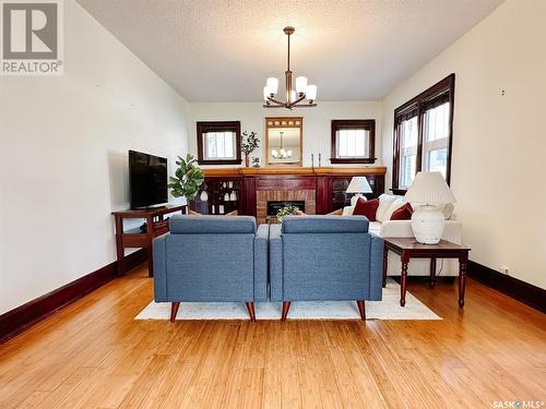 314 2Nd Avenue Ne, Swift Current, SK - Indoor Photo Showing Living Room