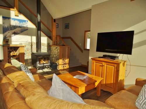 1004 Olaus Way, Rossland, BC - Indoor Photo Showing Living Room
