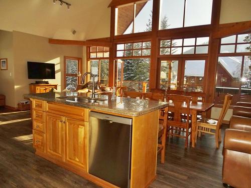 1004 Olaus Way, Rossland, BC - Indoor Photo Showing Kitchen