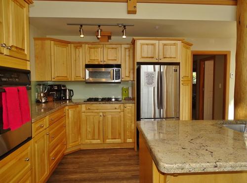 1004 Olaus Way, Rossland, BC - Indoor Photo Showing Kitchen