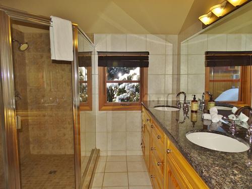 1004 Olaus Way, Rossland, BC - Indoor Photo Showing Bathroom