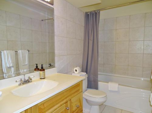1004 Olaus Way, Rossland, BC - Indoor Photo Showing Bathroom