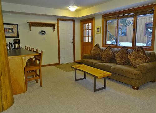 1004 Olaus Way, Rossland, BC - Indoor Photo Showing Living Room