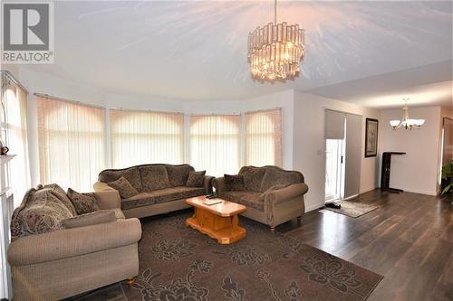 4904 Valleyview Place, Vernon, BC - Indoor Photo Showing Living Room