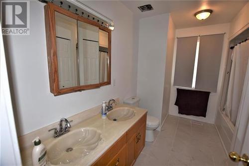 4904 Valleyview Place, Vernon, BC - Indoor Photo Showing Bathroom