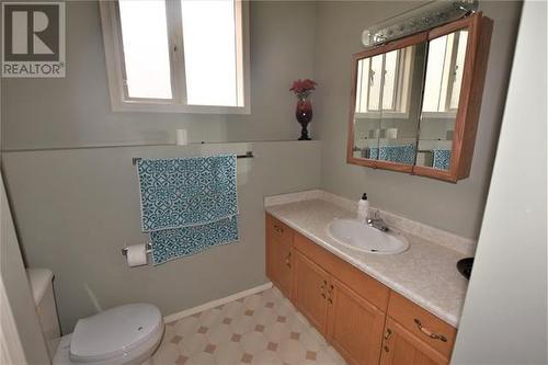 4904 Valleyview Place, Vernon, BC - Indoor Photo Showing Bathroom