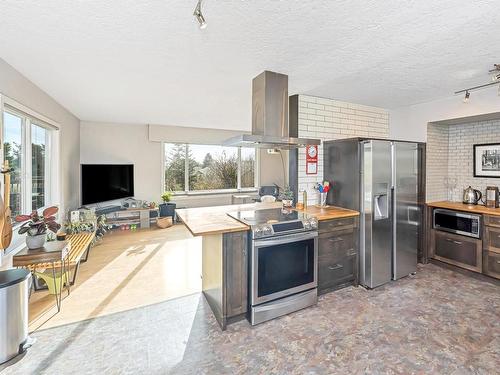 6797 Grant Rd, Sooke, BC - Indoor Photo Showing Kitchen