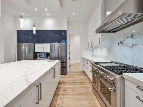 Toronto, ON - Indoor Photo Showing Kitchen With Upgraded Kitchen
