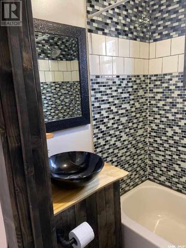809 Peters Avenue, Oxbow, SK - Indoor Photo Showing Bathroom