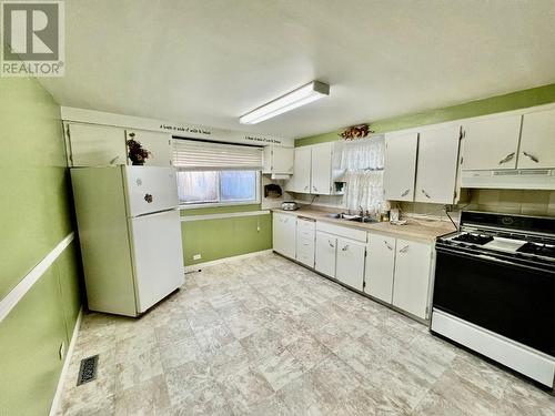320 98 Avenue, Dawson Creek, BC - Indoor Photo Showing Kitchen With Double Sink