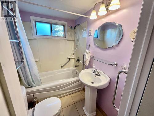 320 98 Avenue, Dawson Creek, BC - Indoor Photo Showing Bathroom