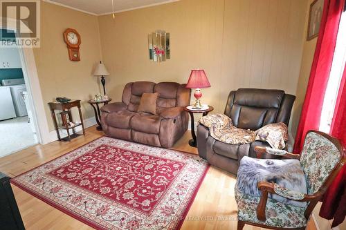 15/17 Boulton St, Perth, ON - Indoor Photo Showing Living Room