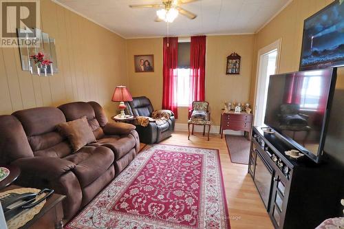 15/17 Boulton St, Perth, ON - Indoor Photo Showing Living Room