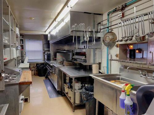 Kitchen - 22 Boul. Perron E., Pointe-À-La-Croix, QC - Indoor Photo Showing Kitchen With Double Sink