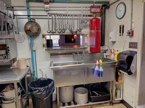 Kitchen - 22 Boul. Perron E., Pointe-À-La-Croix, QC - Indoor Photo Showing Garage