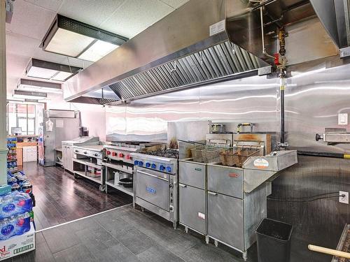 Kitchen - A-174 Boul. De L'Industrie, Candiac, QC 