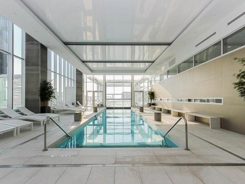 Piscine - 2502-1050 Rue Drummond, Montréal (Ville-Marie), QC - Indoor Photo Showing Other Room With In Ground Pool
