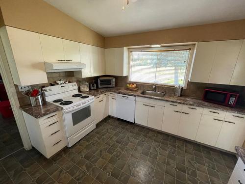 7538 17Th Street, Grand Forks, BC - Indoor Photo Showing Kitchen