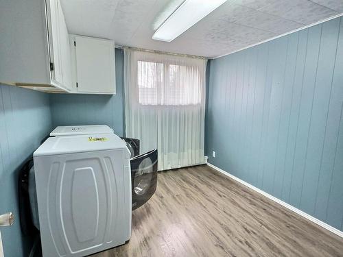 Salle de lavage - 8 Rue Des Scouts, Notre-Dame-Du-Nord, QC - Indoor Photo Showing Laundry Room
