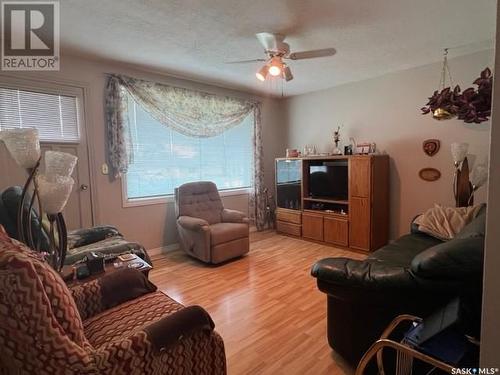 724 Sumner Street, Esterhazy, SK - Indoor Photo Showing Living Room