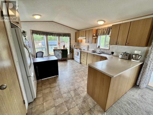 6677 Little Green Lake Road, Lone Butte, BC - Indoor Photo Showing Kitchen With Double Sink