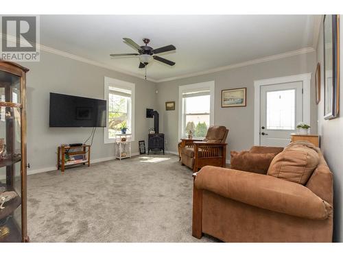 710 10 Street Sw, Salmon Arm, BC - Indoor Photo Showing Living Room