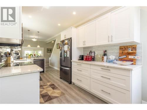 710 10 Street Sw, Salmon Arm, BC - Indoor Photo Showing Kitchen With Upgraded Kitchen