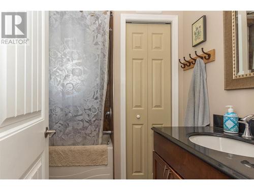 710 10 Street Sw, Salmon Arm, BC - Indoor Photo Showing Bathroom