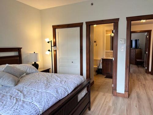 Master bedroom - 2-209 Ch. Des Quatre-Sommets, Mont-Tremblant, QC - Indoor Photo Showing Bedroom