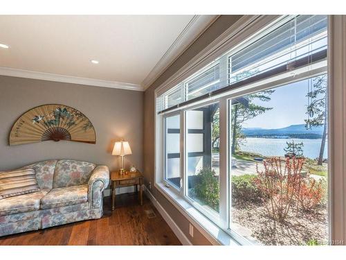 879 Canso Rd, Gabriola Island, BC - Indoor Photo Showing Living Room
