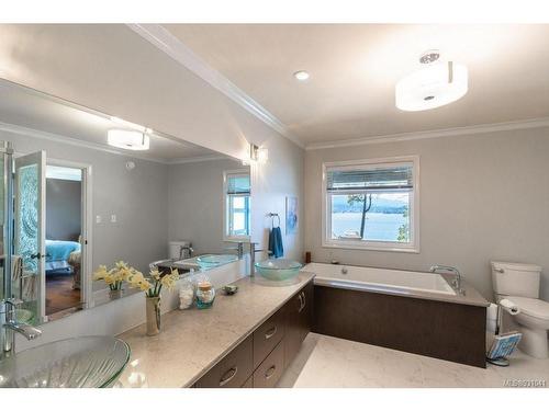 879 Canso Rd, Gabriola Island, BC - Indoor Photo Showing Bathroom
