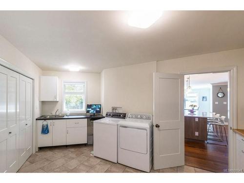 879 Canso Rd, Gabriola Island, BC - Indoor Photo Showing Laundry Room