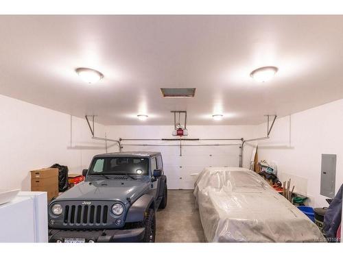 879 Canso Rd, Gabriola Island, BC - Indoor Photo Showing Garage