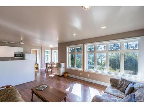 879 Canso Rd, Gabriola Island, BC - Indoor Photo Showing Living Room
