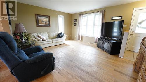 19100 Kenyon Conc Rd 7 Road, Alexandria, ON - Indoor Photo Showing Living Room