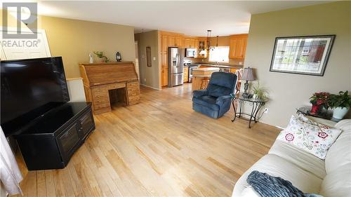 19100 Kenyon Conc Rd 7 Road, Alexandria, ON - Indoor Photo Showing Living Room