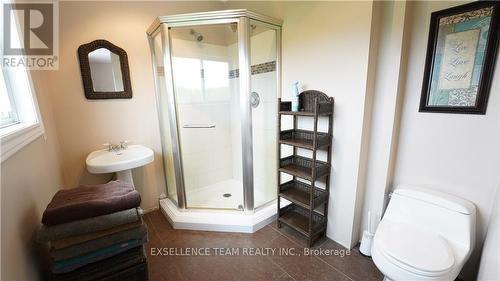 19100 Kenyon Conc Rd 7 Road, North Glengarry, ON - Indoor Photo Showing Bathroom