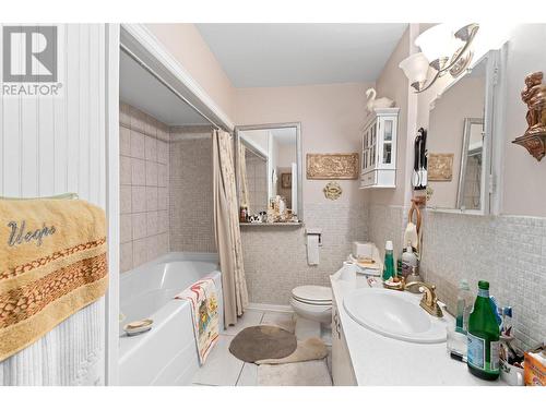 1427 Athans Court, Kelowna, BC - Indoor Photo Showing Bathroom