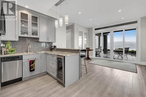 424 Trestle Ridge Drive, Kelowna, BC - Indoor Photo Showing Kitchen With Upgraded Kitchen