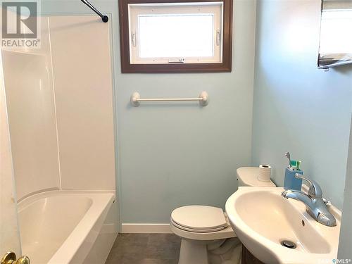 325 2Nd Avenue Nw, Swift Current, SK - Indoor Photo Showing Bathroom