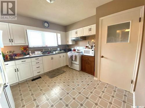 325 2Nd Avenue Nw, Swift Current, SK - Indoor Photo Showing Kitchen
