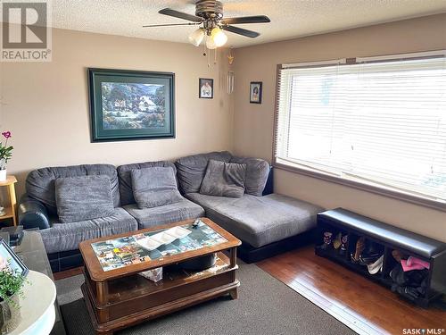 325 2Nd Avenue Nw, Swift Current, SK - Indoor Photo Showing Living Room