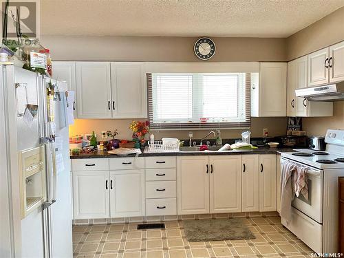 325 2Nd Avenue Nw, Swift Current, SK - Indoor Photo Showing Kitchen