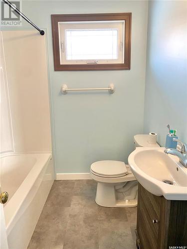 325 2Nd Avenue Nw, Swift Current, SK - Indoor Photo Showing Bathroom