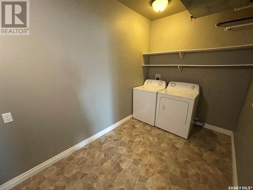 202 123 Balmoral Street E, Yorkton, SK - Indoor Photo Showing Laundry Room