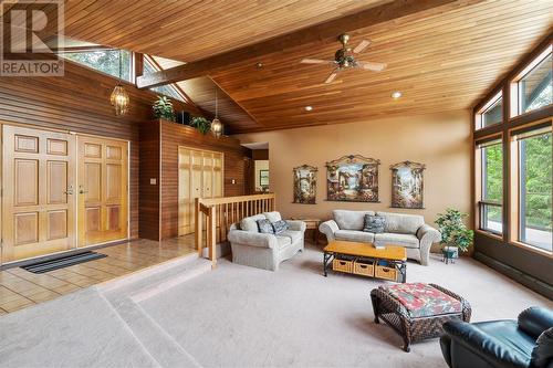 1903 Blind Bay Road, Sorrento, BC - Indoor Photo Showing Living Room