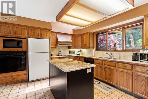 1903 Blind Bay Road, Sorrento, BC - Indoor Photo Showing Kitchen With Double Sink