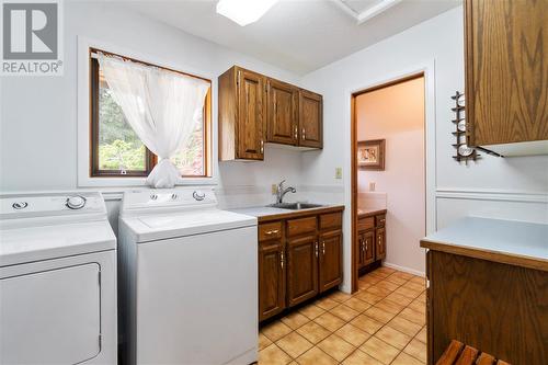 1903 Blind Bay Road, Sorrento, BC - Indoor Photo Showing Laundry Room