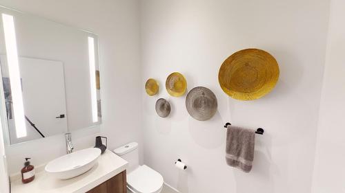 105 - 7291 Prospector Avenue, Radium Hot Springs, BC - Indoor Photo Showing Bathroom