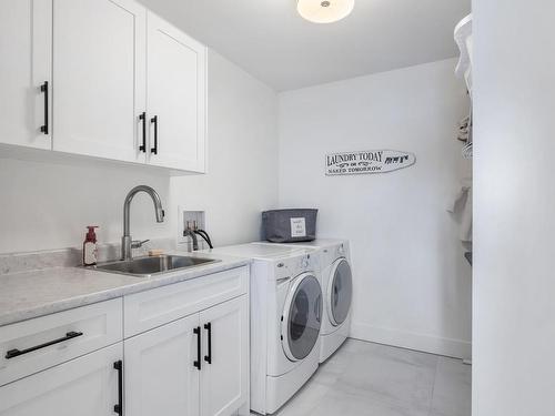 872 Prestwick Pl, Courtenay, BC - Indoor Photo Showing Laundry Room